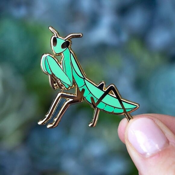 Praying Mantis Enamel Pin - Gold Plated Brooch - Nature & Insect Jewelry - Picture 3 of 3